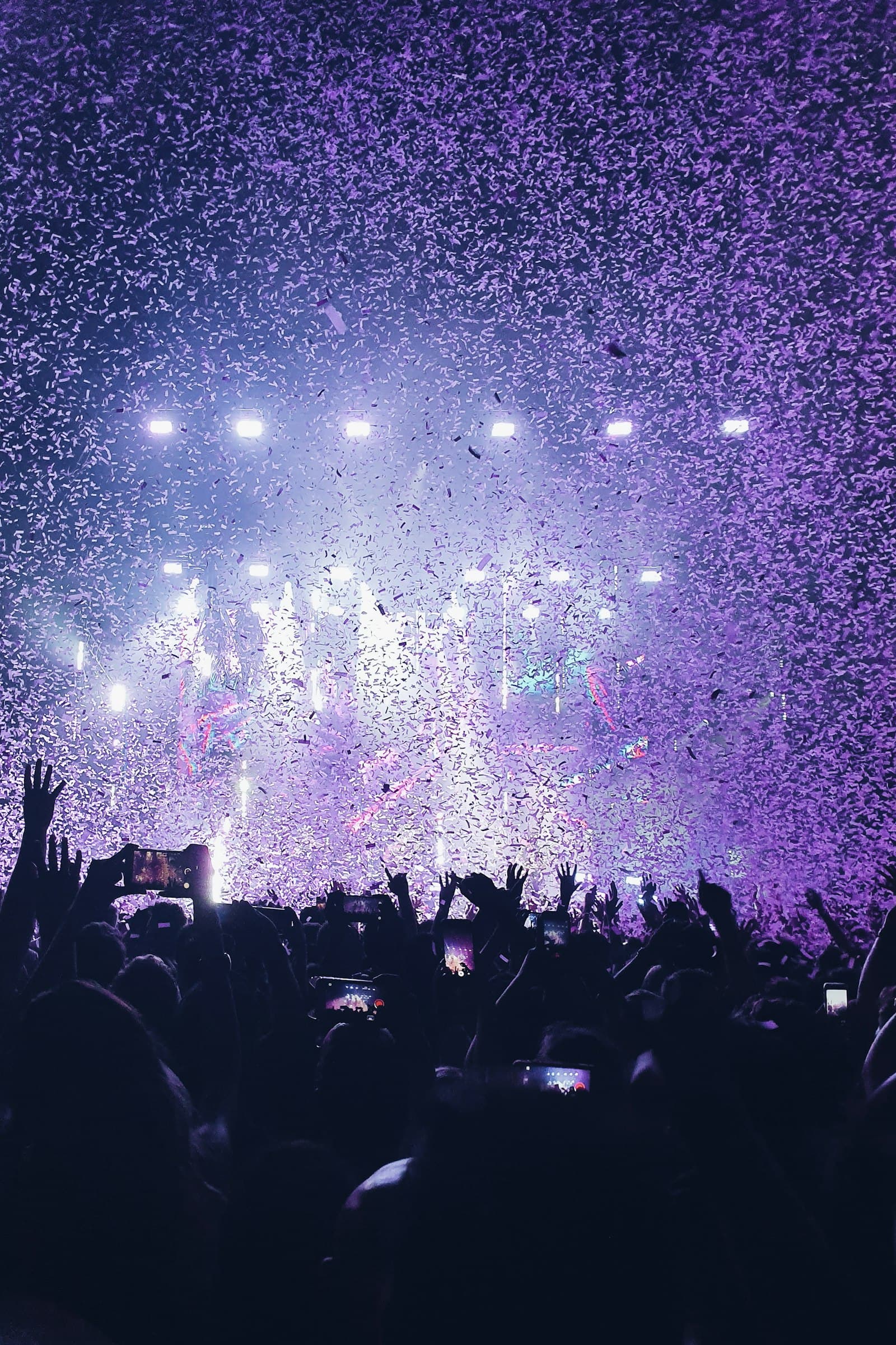 Konfeti di atas penonton konser