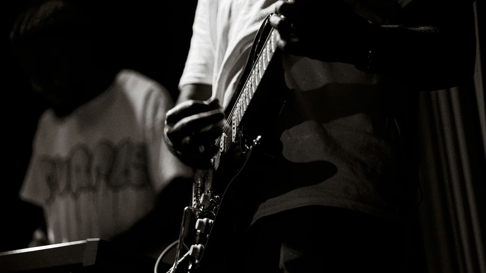 Detail gitar dalam foto hitam putih
